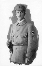 Wegelius, Ragnar Gabriel
s. 1.3.1894, vihitty papiksi 9.1.1917, Kiteen vt. kappalainen
Osallistui Pohjois-Karjalan papiston maaliskuussa Joensuun kaupunkiin ja Karjalan rintamalle organisoimaan kenttäpappitoimintaan. Sai Savonlinnan tuomiokapitulilta virkavapautta 7. maaliskuuta toimiakseen huhtikuun alusta lähtien Vuoksen rintamalla kenttäpappina. Sai sotarovasti Svanbergin 23. huhtikuuta allekirjoittaman määräyksen kenttäpapiksi toiseen jääkärirykmenttiin. Vaihtoi 10. toukokuuta kuudenteen jääkärirykmenttiin. Erosi armeijasta 2. heinäkuuta.